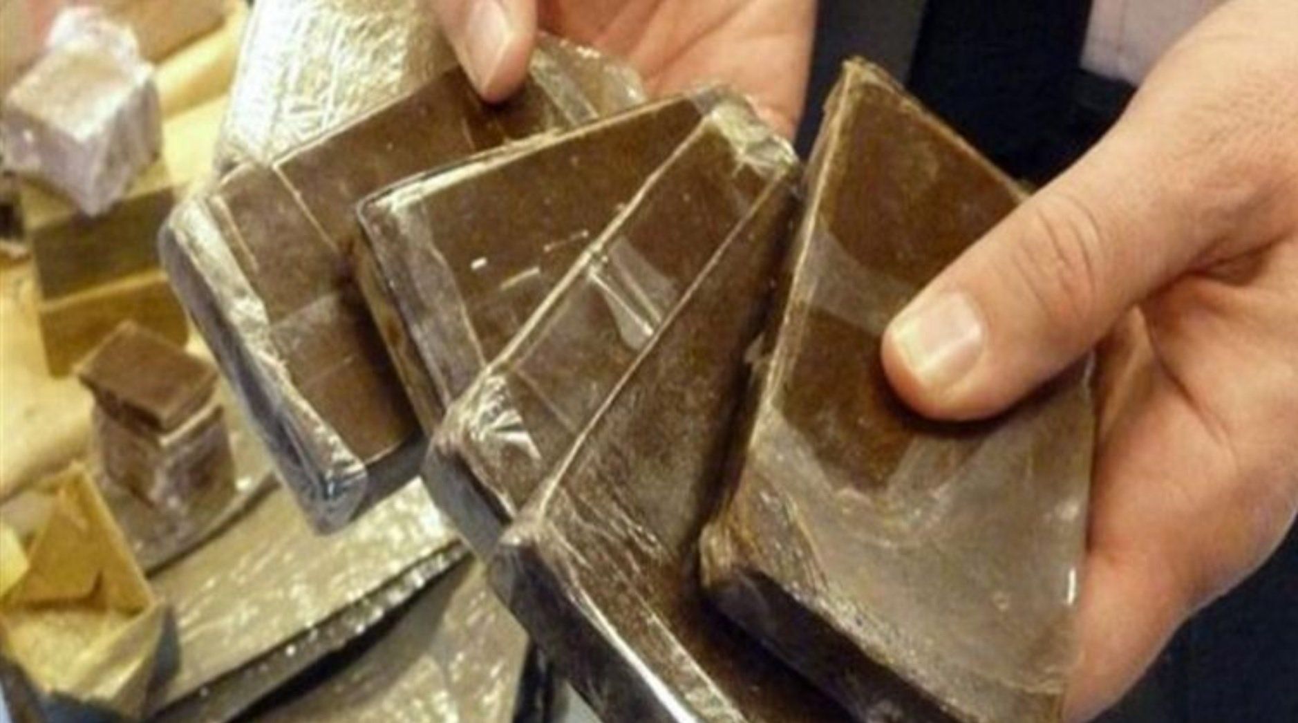 بحوزتهما 12.5 كيلو حشيش.. القبض على المتهمين بمحاولة ترويج المخدرات في الإسكندرية بحوزتهما 12.5 كيلو حشيش.. القبض على المتهمين بمحاولة ترويج المخدرات في الإسكندرية