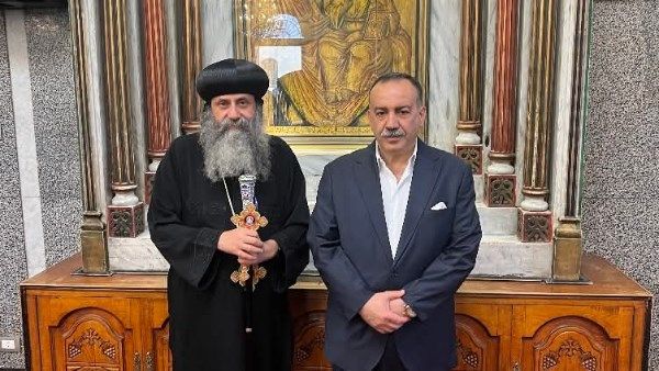دشنه السيد المسيح.. محافظ أسيوط يزور دير المحرق ويستمع لشرح معالمه الأثرية دشنه السيد المسيح.. محافظ أسيوط يزور دير المحرق ويستمع لشرح معالمه الأثرية