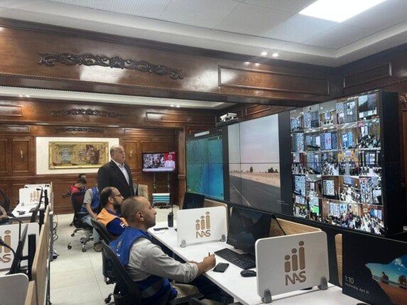 سكرتير مساعد قنا يُتابع تطورات الطقس من مركز السيطرة سكرتير مساعد قنا يُتابع تطورات الطقس من مركز السيطرة