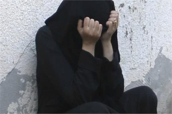 القبض على المتهمة بسرقة بطاقات الائتمان من المواطنين في السلام القبض على المتهمة بسرقة بطاقات الائتمان من المواطنين في السلام