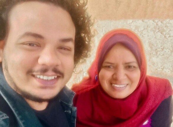 مصطفى غريب يطالب الجمهور بالدعاء لوالدته الراحلة مصطفى غريب يطالب الجمهور بالدعاء لوالدته الراحلة