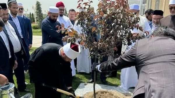 وزير الأوقاف يزرع شجرة في مرقد الإمام البخاري بسمرقند وزير الأوقاف يزرع شجرة في مرقد الإمام البخاري بسمرقند