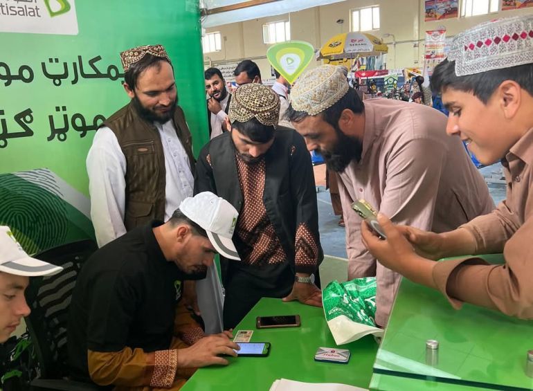 أحد محال بيع الشرائح المحمولة في ولاية هرات غرب أفغانستان حيث يشهد السوق إقبالًا متزايدًا من الأفغان (الجزيرة)