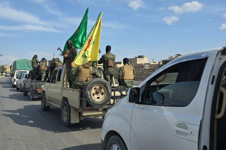 مشاهد لرتل قوات سوريا الديمقراطية وهو يغادر حيي الشيخ مقصود والأشرفية في مدينة حلب باتجاه شرق الفرات تحت إشراف وزارة الدفاع - المصدر سنا