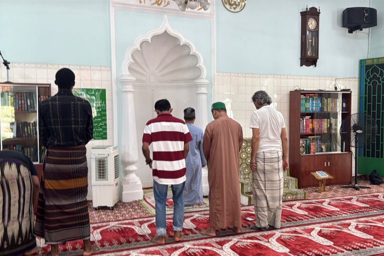 الأذان في مسجد المسلمسن بفيتنام