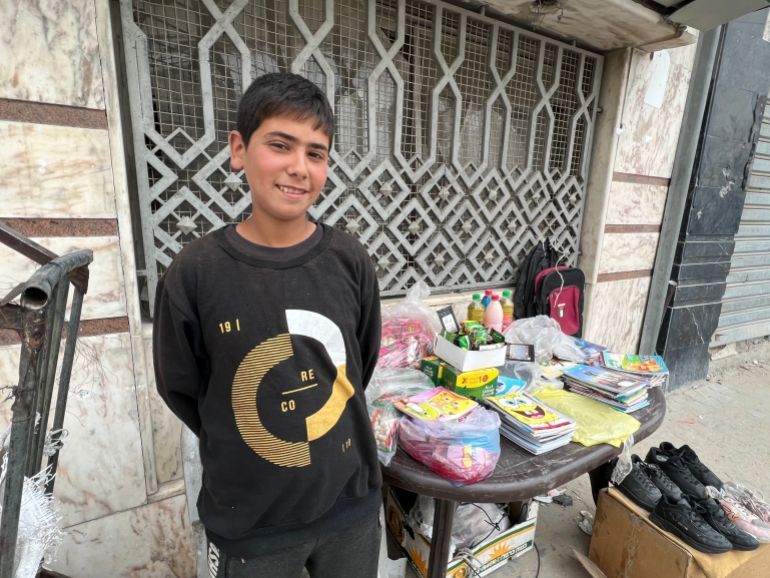 فايق أبو عاصي يبدأ يومه في تعبئة الماء قبل أن يتجه لنقل حاجيات الناس بعربته وبيع بضاعته في السوق