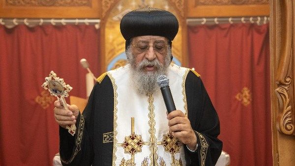 البابا تواضروس يصلى العشية بكنيسة الشهيد مار مينا في بوخارست | صور البابا تواضروس يصلى العشية بكنيسة الشهيد مار مينا في بوخارست | صور