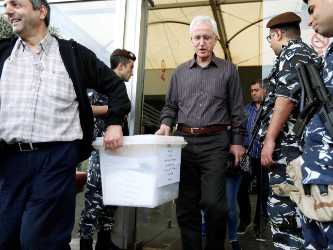 Policemen stand guard as government election officials carry a ballot box which will be located in a polling station in Beirut, ahead of Sunday's municipal elections in the capital Beirut and Lebanon's Bekaa, May 7, 2016. REUTERS/Mohamed Azakir