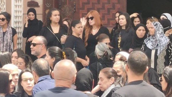 يسرا وإلهام شاهين أبرز الحضور.. انهيار كارول سماحة من البكاء فى جنازة زوجها يسرا وإلهام شاهين أبرز الحضور.. انهيار كارول سماحة من البكاء فى جنازة زوجها