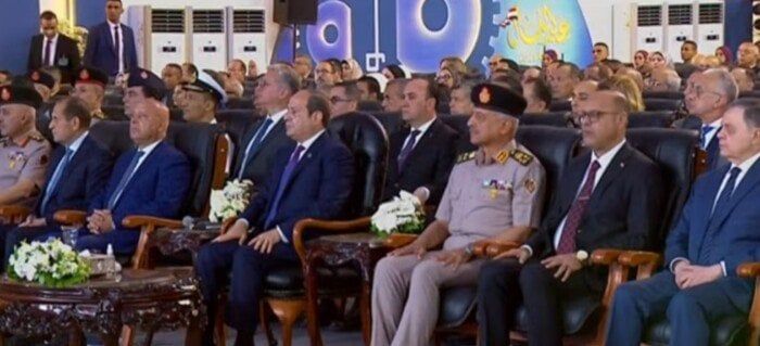 الرئيس السيسي يشهد عبر الفيديو كونفرانس عرضًا لعدد من المصانع الجديدة من القطاع الخاص الرئيس السيسي يشهد عبر الفيديو كونفرانس عرضًا لعدد من المصانع الجديدة من القطاع الخاص
