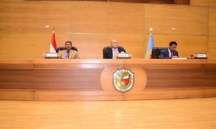 رئيس جامعة سوهاج يفتتح المؤتمر العلمي الأول لقسم المناهج بكلية علوم الرياضة رئيس جامعة سوهاج يفتتح المؤتمر العلمي الأول لقسم المناهج بكلية علوم الرياضة