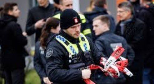 سيارة تقتحم حشدًا من المارة فى شتوتجارت.. والشرطة الألمانية تكشف التفاصيل سيارة تقتحم حشدًا من المارة فى شتوتجارت.. والشرطة الألمانية تكشف التفاصيل