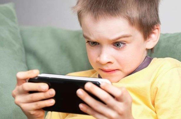 «يصيبهم بالتوحد».. تحذير من استخدام الأطفال للموبايل والأجهزة الإلكترونية «يصيبهم بالتوحد».. تحذير من استخدام الأطفال للموبايل والأجهزة الإلكترونية