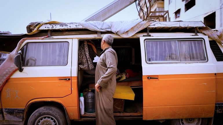 طلال بن ربيع، معلم قدير من شمال غزة، وجد نفسه نازحا داخل باص مهجور