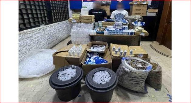 الداخلية تداهم مصنعا لإنتاج محلول عدسات بدون ترخيص بالقاهرة الداخلية تداهم مصنعا لإنتاج محلول عدسات بدون ترخيص بالقاهرة
