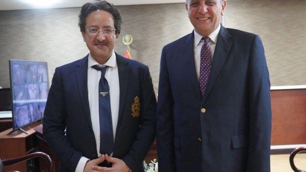 محافظ الغربية يهنئ نائب رئيس جامعة طنطا لحصوله على لقب الطبيب المثالي محافظ الغربية يهنئ نائب رئيس جامعة طنطا لحصوله على لقب الطبيب المثالي