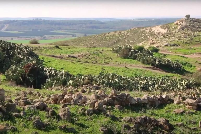 قرية دير رافات، وهي قرية مقدسية هجرها الاحتلال عام 1948. palestineremembered.com