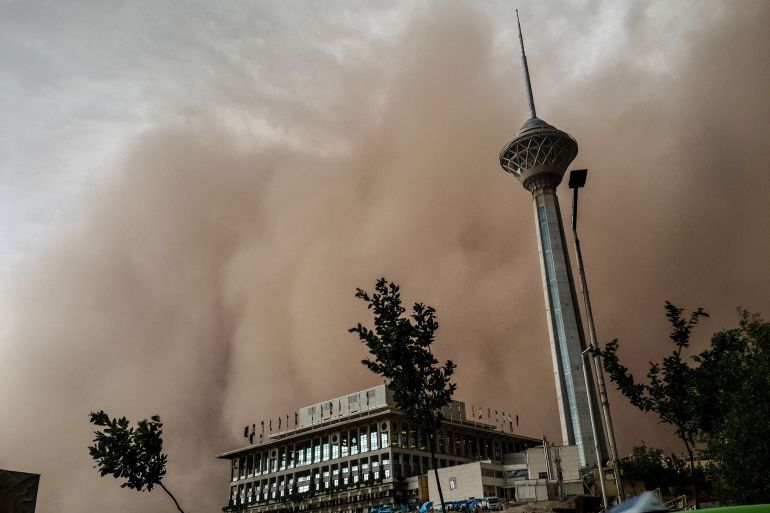 A sandstorm engulfs the Iranian capital Tehran on June 02, 2014. At least four people were killed and dozens injured in Tehran when the unprecedented sandstorm and record winds hit the city, Iranian news agencies reported. AFP PHOTO/FARS NEWS/MOSTAFA VOSOGH (Photo by MOSTAFA VOSOGH / FARS NEWS / AFP)