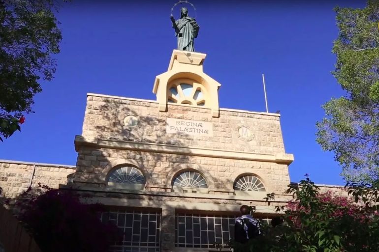 قرية دير رافات، وهي قرية مقدسية هجرها الاحتلال عام 1948. palestineremembered.com