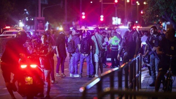 استنفار أمني جنوب تل أبيب بسبب قنبلة مغلّفة بعلم إسرائيل استنفار أمني جنوب تل أبيب بسبب قنبلة مغلّفة بعلم إسرائيل
