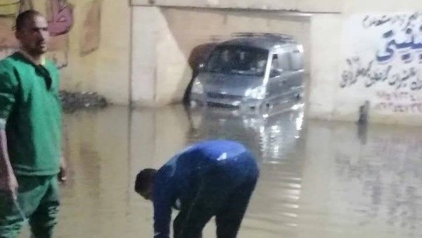 بسبب الأمطار .. إنقاذ أسرة داخل سيارة عالقة في نفق بالمنوفية بسبب الأمطار .. إنقاذ أسرة داخل سيارة عالقة في نفق بالمنوفية