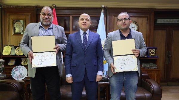 محافظ كفر الشيخ يكرم مدير ووكيل الشؤون القانونية بالديوان العام محافظ كفر الشيخ يكرم مدير ووكيل الشؤون القانونية بالديوان العام