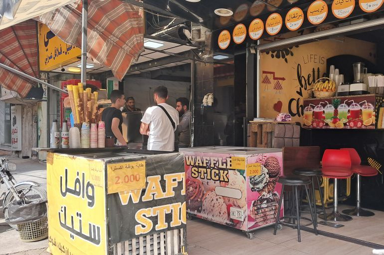 مظاهر عودة الحياة إلى طبيعتها في المدينة_الجزيرة نت_