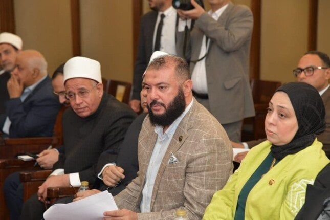 ممثل حزب النور يعتذر عن انفعاله أثناء مناقشة قانون تنظيم الفتوى الشرعية ممثل حزب النور يعتذر عن انفعاله أثناء مناقشة قانون تنظيم الفتوى الشرعية