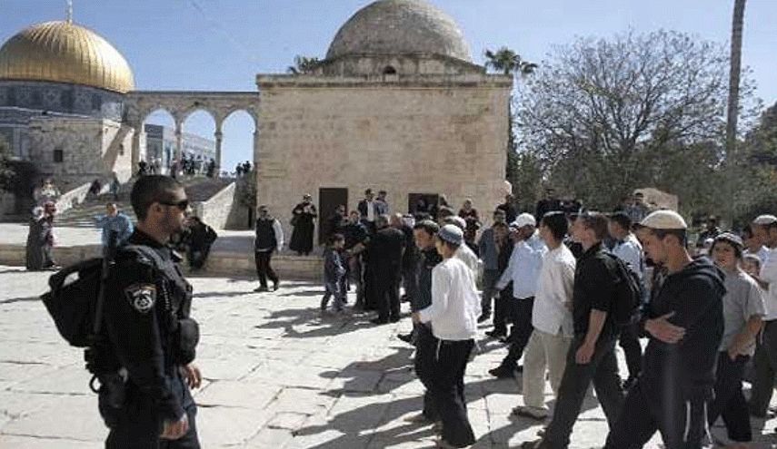 مستوطنون يقتحمون باحات المسجد الأقصى تحت حماية شرطة الاحتلال الإسرائيلي مستوطنون يقتحمون باحات المسجد الأقصى تحت حماية شرطة الاحتلال الإسرائيلي