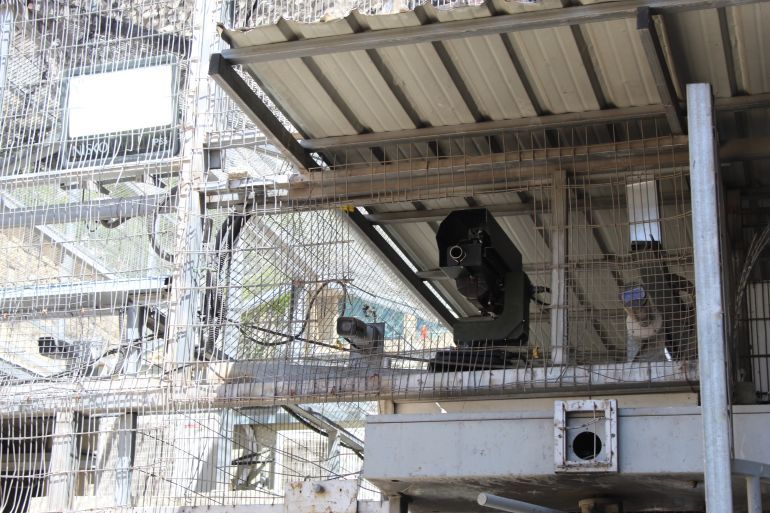 فلسطين-الخليل-بندقية آلية مثبتة بمدخل شارع الشهداء