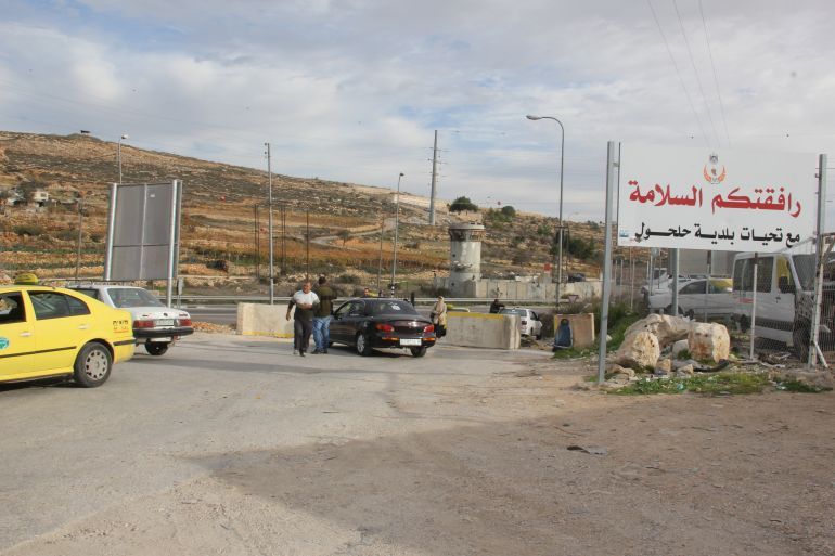 8-فلسطين-الخليل0مكعبات إسمنتية تغلق طريقا يؤدي إلى شارع 60الذي يربط شمال الضفة بجنوبها (الجزيرة نت)