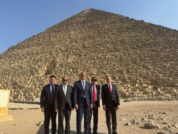 وزير الثقافة والسياحة التركي يزور الأهرامات ويشيد بعظمة الآثار المصرية وزير الثقافة والسياحة التركي يزور الأهرامات ويشيد بعظمة الآثار المصرية