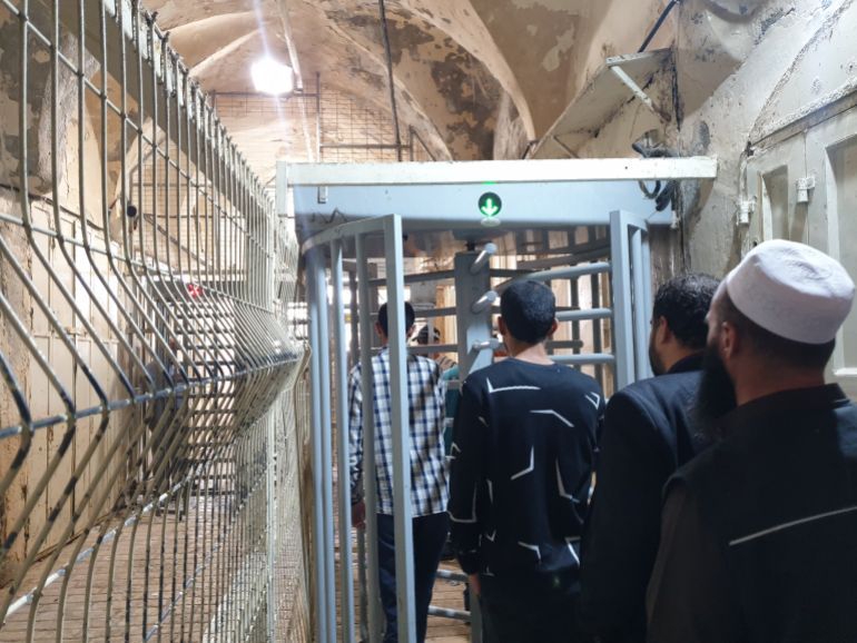 - بوابة عسكرية تؤدي إلى المسجد الإبراهيمي