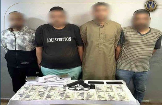 ضبط المتهمين بالاستيلاء على مبلغ مالي من أجنبي في الجيزة ضبط المتهمين بالاستيلاء على مبلغ مالي من أجنبي في الجيزة