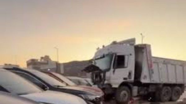 فحص كاميرات المراقبة بمحيط حادث اصطدام تريلا بمعرض سيارات القطامية فحص كاميرات المراقبة بمحيط حادث اصطدام تريلا بمعرض سيارات القطامية