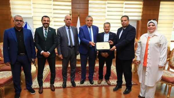 رئيس جامعة كفر الشيخ يسلم شهادة اعتماد برنامج علم النفس الإكلينيكي| صور رئيس جامعة كفر الشيخ يسلم شهادة اعتماد برنامج علم النفس الإكلينيكي| صور