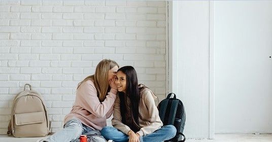 صديقة تفضفض لصديقتها صديقة تفضفض لصديقتها