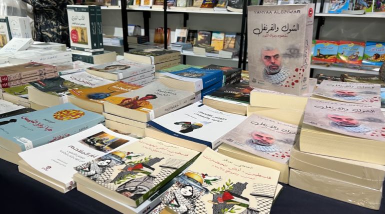 إقبال كبير على رواية الشوك والقرنفل خلال المعرض الدولي للكتاب بالرباط (الجزيرة)