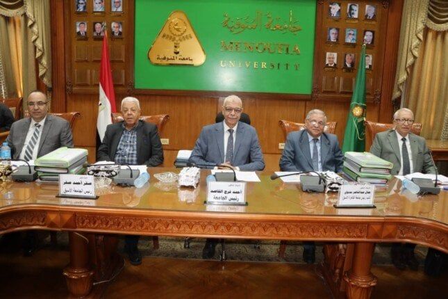 رئيس جامعة المنوفية يترأس اجتماع لجنة اختيار عميد كلية العلوم رئيس جامعة المنوفية يترأس اجتماع لجنة اختيار عميد كلية العلوم
