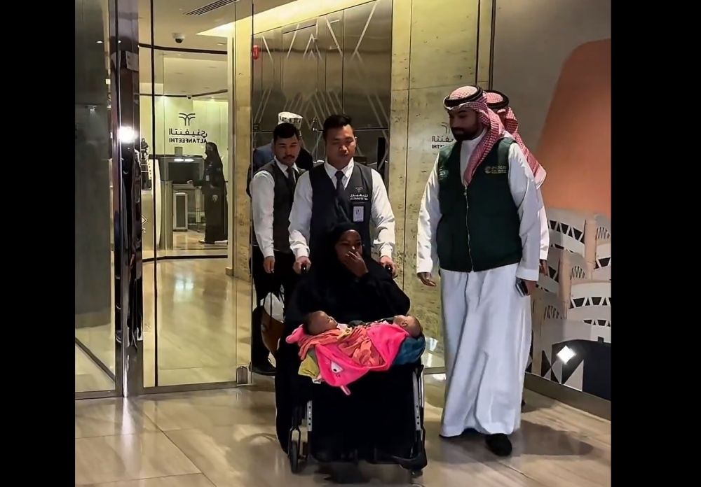 لحظة وصول التوأمين السياميين الصوماليين إلى الرياض - إكس الإخبارية