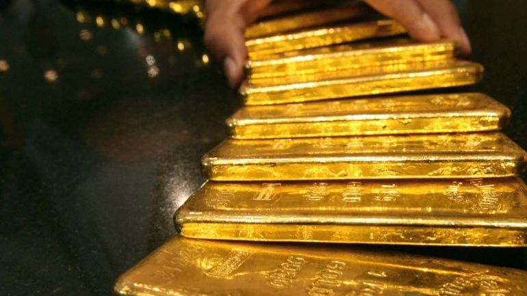 A security guard places several one-kilo gold bars inside a secured vault in Dubai April 20, 2006. Spot gold surged to a 25 year high of $645.75 on Thursday in a rally that has been driven by inflation worries, political tensions in the Middle East and instability in currency markets. REUTERS/ Tamara Abdul Hadi