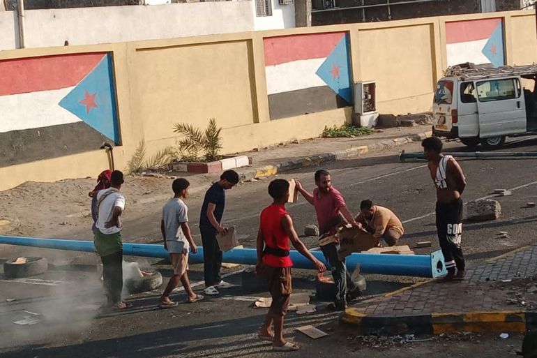 محتجون يغلقون الطريق تنديدًا بانقطاع الكهرباء (مواقع التواصل)