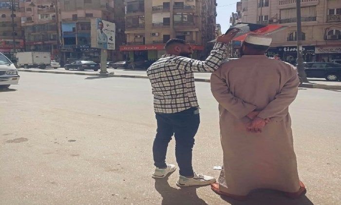 لقطة إنسانية مؤثرة تشعل مواقع التواصل: شاب يظلل والده من أشعة الشمس بالفيوم لقطة إنسانية مؤثرة تشعل مواقع التواصل: شاب يظلل والده من أشعة الشمس بالفيوم