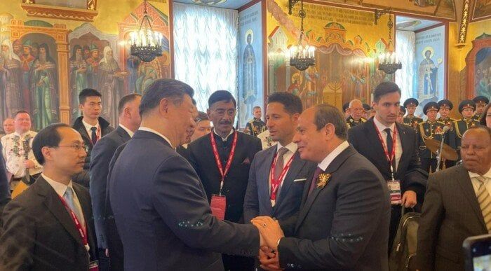الرئيس السيسي يتبادل أحاديث ودية مع عدد من قادة الدول المشاركة باحتفالات عيد النصر الرئيس السيسي يتبادل أحاديث ودية مع عدد من قادة الدول المشاركة باحتفالات عيد النصر