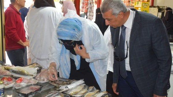رئيس حى زهور بورسعيد يترأس حملة على الأسواق ومحال بيع المواد الغذائية رئيس حى زهور بورسعيد يترأس حملة على الأسواق ومحال بيع المواد الغذائية
