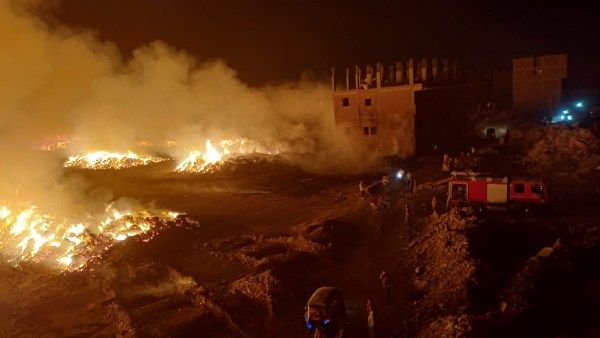 قرار عاجل..محافظ الغربية: فصل الكهرباء والغاز عن محيط حريق شونة كتان سمنود .. صور قرار عاجل..محافظ الغربية: فصل الكهرباء والغاز عن محيط حريق شونة كتان سمنود .. صور