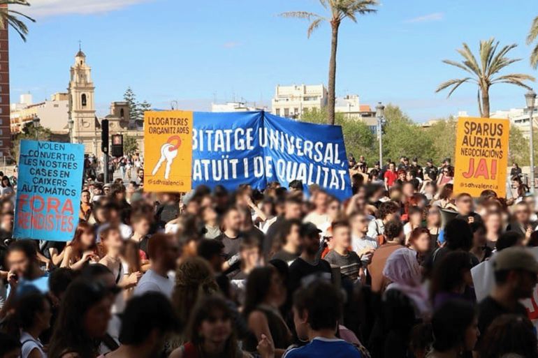 حركة الاتحاد السكني في فالنسيا شاركت ضمن مظاهرات تؤكد الحق في السكن ورفض طرد المستأجرين - الجزيرة