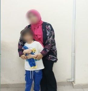 «الداخلية» تعيد طفلا لأحضان والدته بعد اختطافه على يد أسرة زوجها «الداخلية» تعيد طفلا لأحضان والدته بعد اختطافه على يد أسرة زوجها