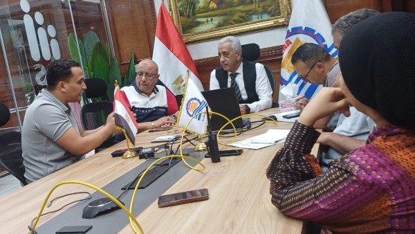 عبر الفيديو كونفرانس.. سكرتير عام قنا يشدد على سرعة إنجاز تراخيص وحدات عبر الفيديو كونفرانس.. سكرتير عام قنا يشدد على سرعة إنجاز تراخيص وحدات