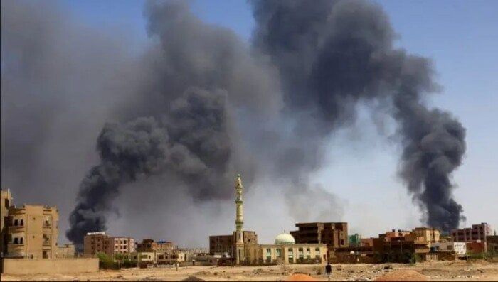 السيطرة على حرائق مستودعات نفطية استهدفتها مسيرات فى بورتسودان السيطرة على حرائق مستودعات نفطية استهدفتها مسيرات فى بورتسودان